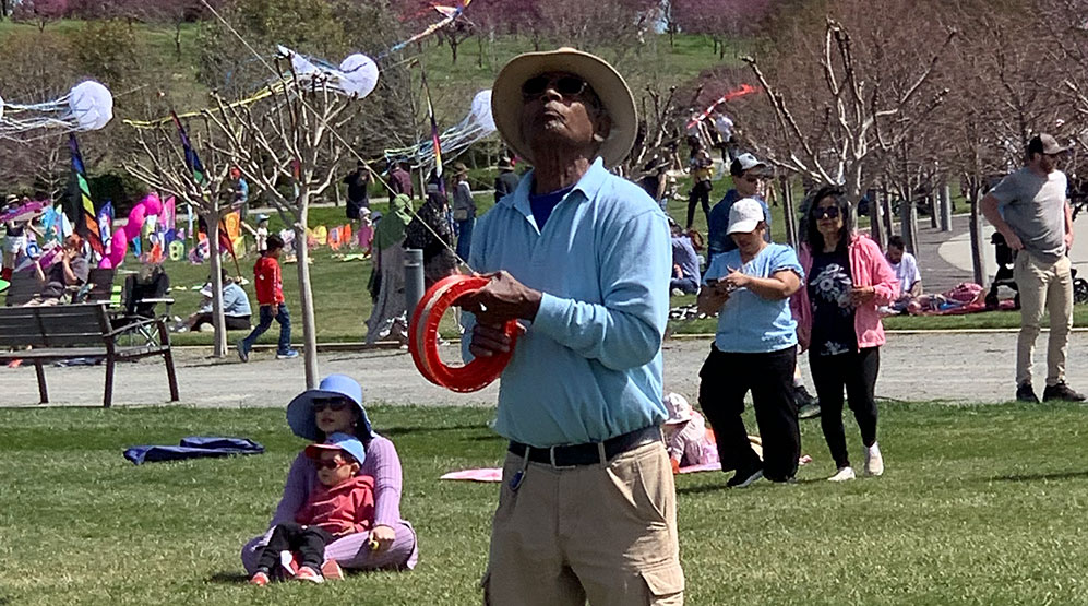 Roger Martin flying Spongebob quadline kite
